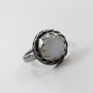 kamień księżycowy, tęczowy kamień, srebro, pierścionek, srebrna biżuteria autorska, pierścionek srebrny, pierścionek z kamieniem księżycowym, biżuteria z kamieniem księżycowym, pierścionek oksydowany, pierścionek fakturowany, chileart
